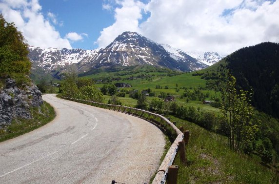 Albiez-Monrond à l'horizon. Très content d'y arriver car je coince un peu dans ce col du Mollard (1630m). Mais les bénévoles ont heureusement prévu un repas chaud qui me remettra l'estomac et les idées en place. Merci !