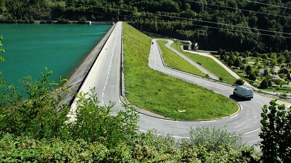 Le barrage du Verney. Le vent souffle dans la vallée et je parviens à attraper de bonnes roues après avoir fourni un gros travail pour revenir. Je parviendrai à m'accrocher à eux jusqu'à Vizille où nous attende les membres de l'organisation.