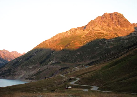 Le lac de Grand Maison au petit matin. Les températures est encore fraîche mais la journée elle s'annonce très belle.
