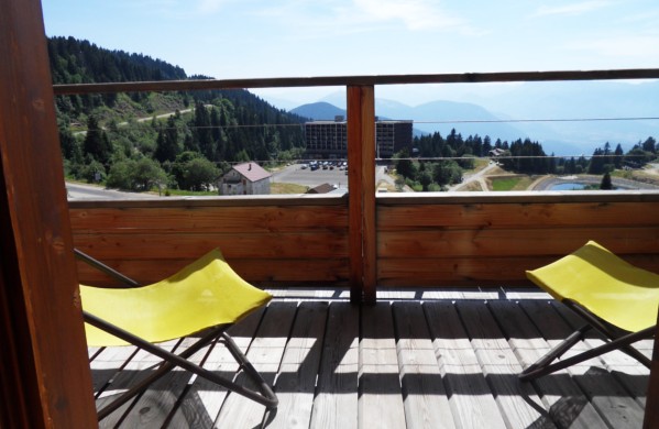 Après une grosse journée passé à franchir les cols parmis les plus beaux des Alpes, je m'autorise un peu de farniente depuis la terrasse de l'Hôtel loué pour l'occasion :) Elle est pas belle la vie ?