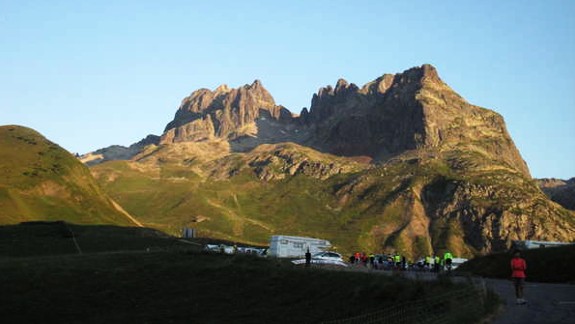 Le ravito du Col du Glandon (1924m) pointe son nez à l'horizon. Contrairement à celui de la Marmotte, j'ai ici une très grande envie de m'y arrêter ... longtemps!