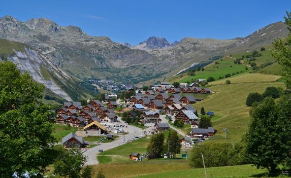 Nous atteignons Saint Sorlin d'Arves par la route touristique. Je me souviens étonnamment parfaitement de l'endroit où j'avais loué lors de la Marmotte en 2012.