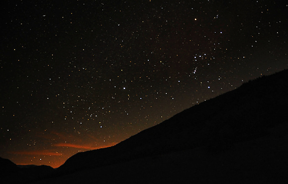 Nous remontons la vallée de la Romanche à la lumière des lampes. La nuit est calme et étoilée, le moment tout simplement magique !