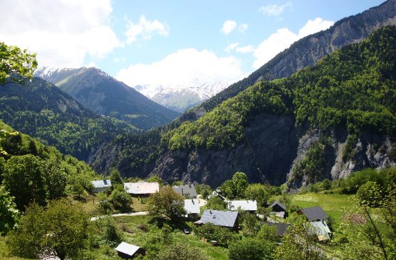 ...Et heureusement car je commence à piocher, piocher ! Le Col du Molard est pourtant un col superbe, avec une première partie relativement ombragé puis un final davantage à découvert mais toujours sur une super route. Pas de panique, le ravito est en haut !