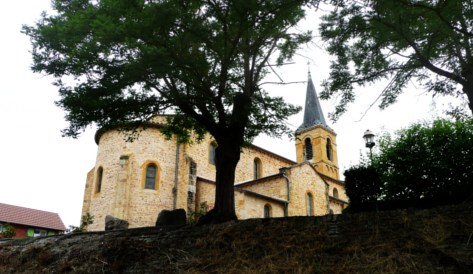 L'église de Chambilly. La pierre utilisée présente une légère nuance de jaune.