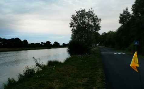 La nuit tombe sur cette avant dernière étape. Il est grand temps de trouver un camping pour la nuit.