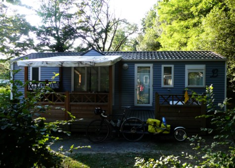 Le camping du petit port affichant complet, me voici obligé de m'installer devant un mobile home inoccupé. Une bonne pizza en terrasse, ça vous dit ?