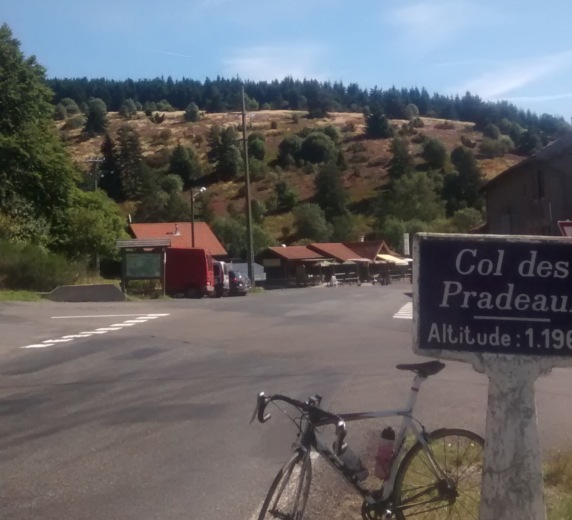 Le Col des Pradeaux, 1196m. Un col très roulant que j'adore. Après ce col, le Livradois.