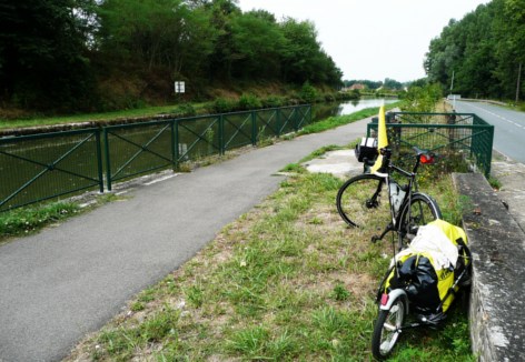 Dès Digoin, une voie verte longe le canal latéral droit de la Loire.