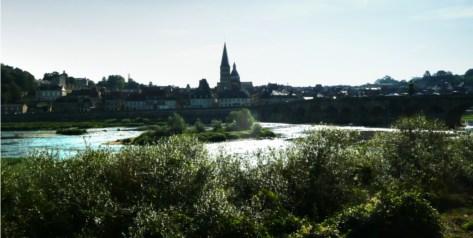 La Charité-sur-Loire, la ville dans le contre-jour du temps.