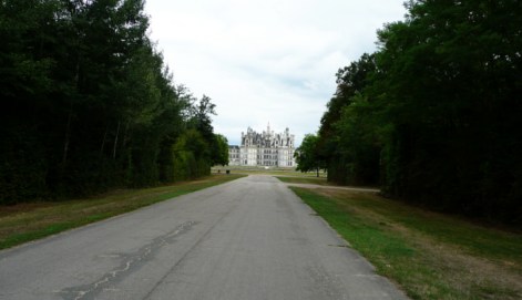 Chambord se découvre. Et le point à l'horizon devient petit à petit l'un des plus beaux moment du voyage.