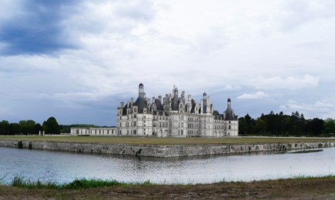 Proportions parfaites quelque soit l'angle de vue, les façades recèlent de détails qu'il faudrait des heures à répertorier.