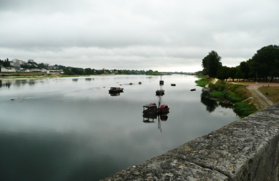 La Loire est bien grise ce matin. Et pourtant elle est belle.