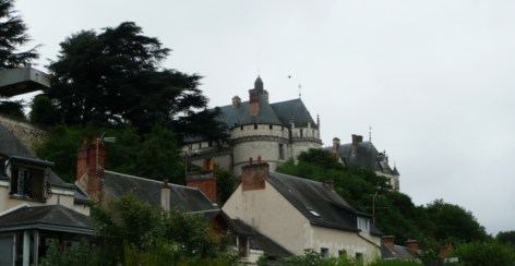 Le Château de Chaumont-sur-Loire, depuis les berges de la Loire. Un exemple de discrétion.