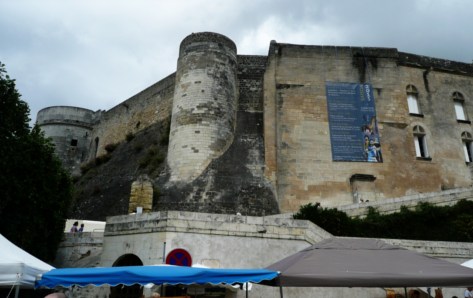 Le Château d'Amboise, depuis la rue commerçante.
