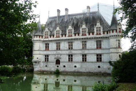 Le Château d'Azay-le-Rideau, du coté de la seule façade encore épargnée par les travaux.
