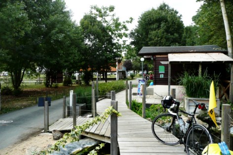 L'entrée du camping de Gennes, marquant la fin d'une journée mémorable.