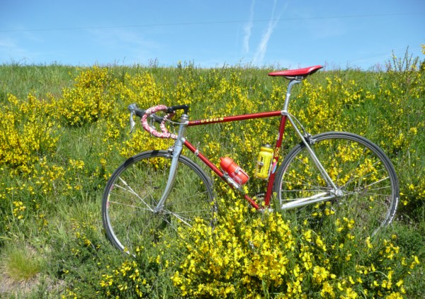 Des Genests Fleuris sur la photo, et mon Vitus 992 avec sa nouvelle selle rouge/argent. Une ligne à décarbonner bon nombre de vélos modernes !