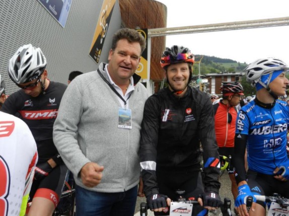 Romain Grosjean sur la ligne de départ en compagnie de Cyprien Durand, directeur de l’ESF de Megève. 