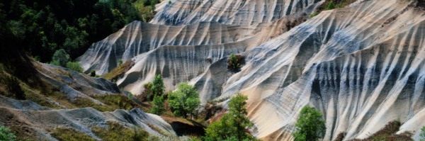 La TDS nous entrainent vers les ravins de Corboeuf, fragile et étonnant canyon d’argiles multicolores protégé par une coulée de lave. 